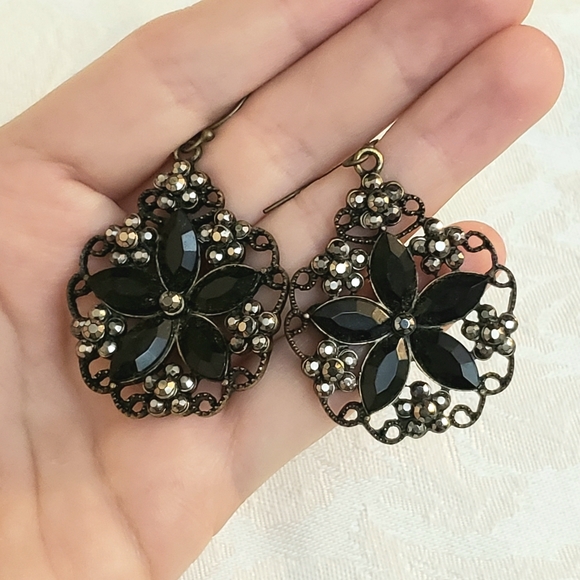 Black Rhinestone Flower Center with filligree border Dangle Earrings - Picture 5 of 6